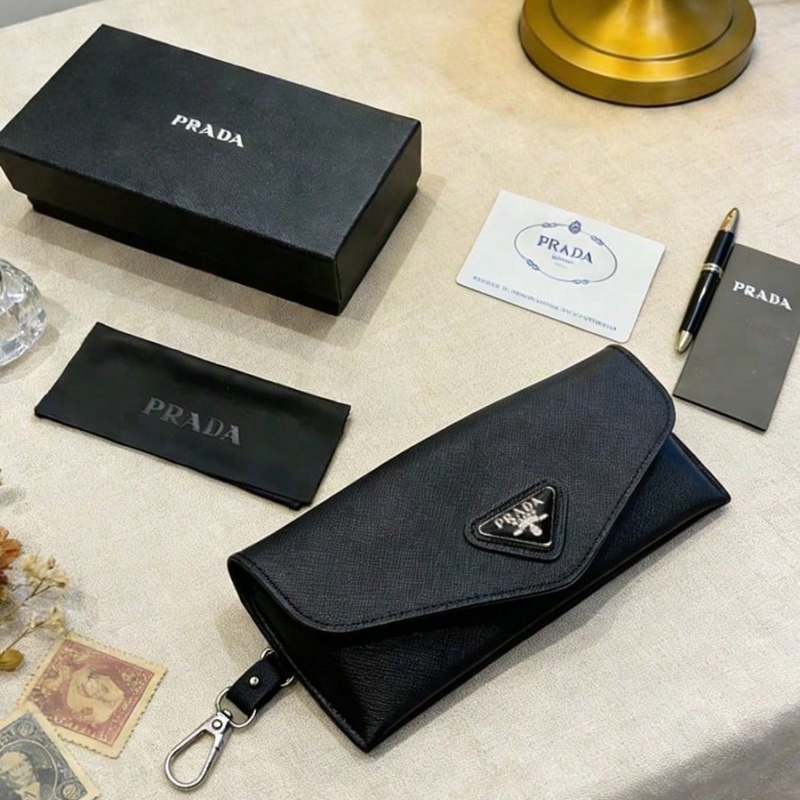 Prada zwart lederen brillenkok - Luxury Bags Consignment recensie en prijs